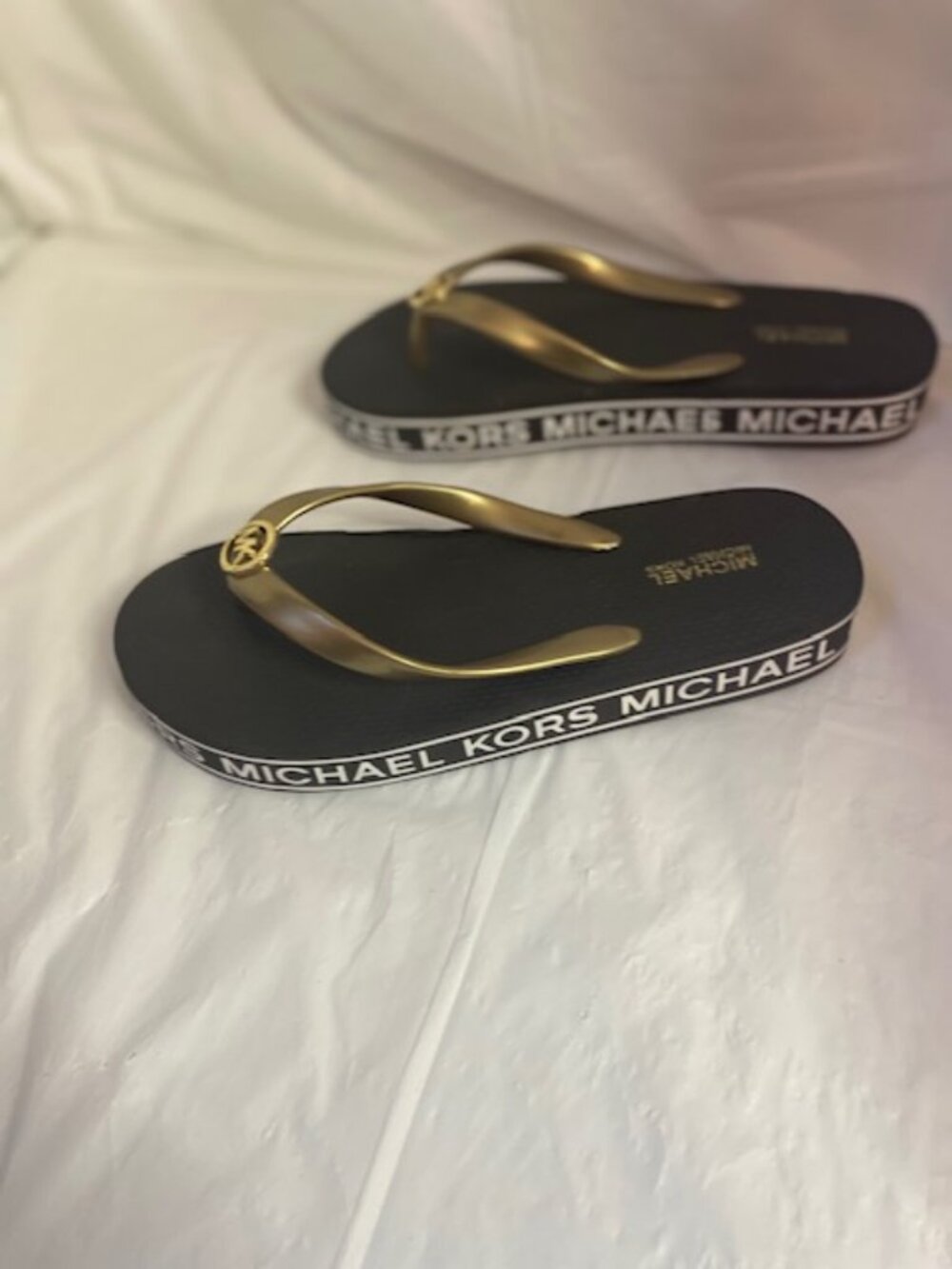 MICHAEL KORS Signature Flip Flops Thong Sandals, Gold/Brown, Women's size 6M - Picture 4 of 5
